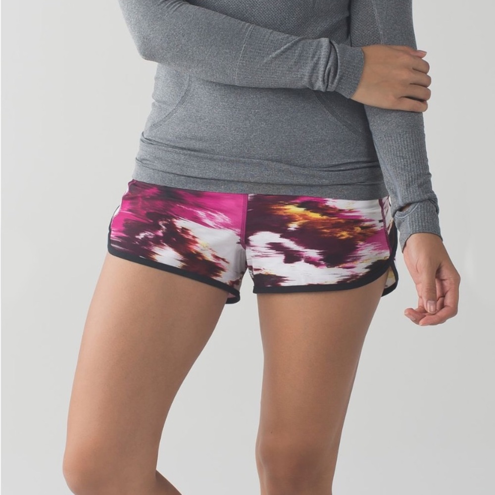 LULULEMON Speed Short 
Pigment Wind Berry Rumble Multi / Black
